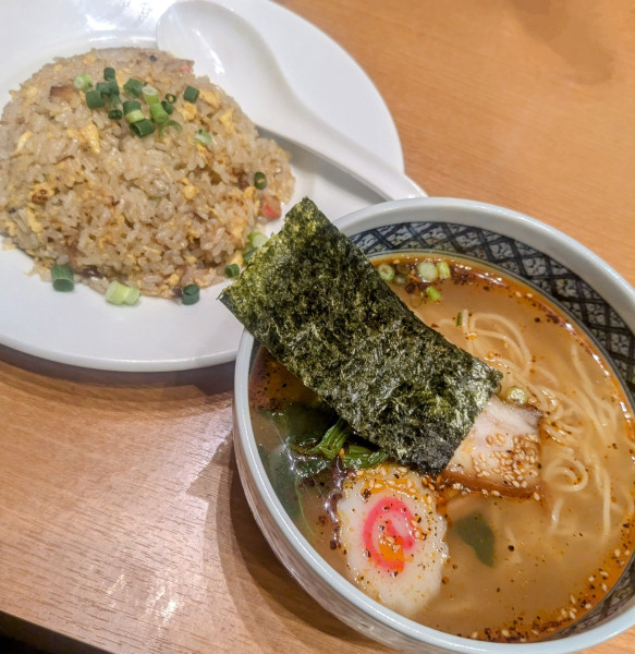 「炒飯set 1,000円  ノーマル炒飯＋ピリ辛マーラーメン」@麺飯食堂 なかじまの写真