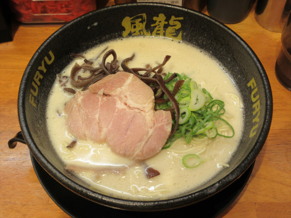 「とんこつラーメン（750円）」@博多風龍 高田馬場店の写真