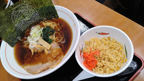 「友部黒醤油らーめんセット」@粉の蔵 友部SA店の写真