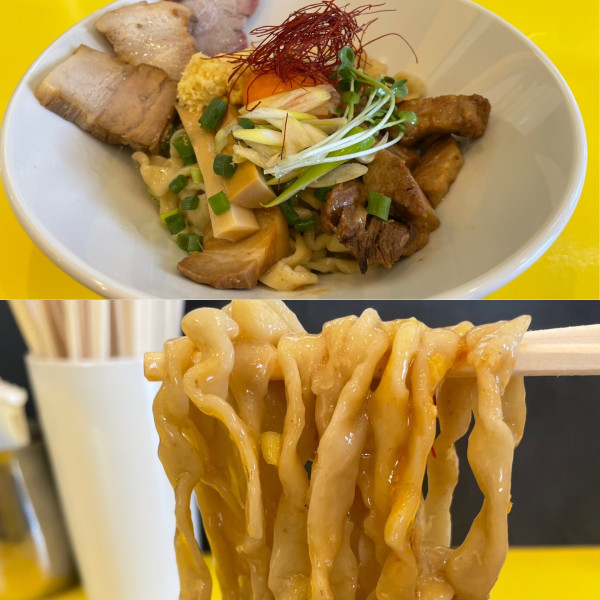 「煮豚のまぜそば卵黄【限定】＋チャーシュー（1300円）」@ラーメン ニュー松戸の写真