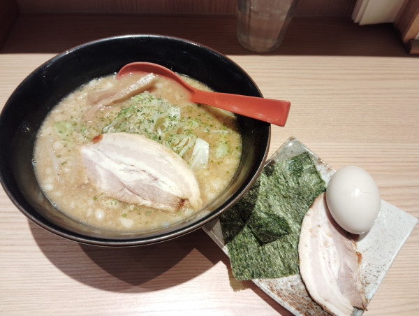 「焼きあご味噌ラーメン　1100円　プレパスで特製プラス」@焼きあご塩らー麺 たかはし アトレ川崎店の写真