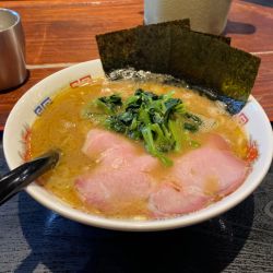 豚骨醤油ラーメン 830円