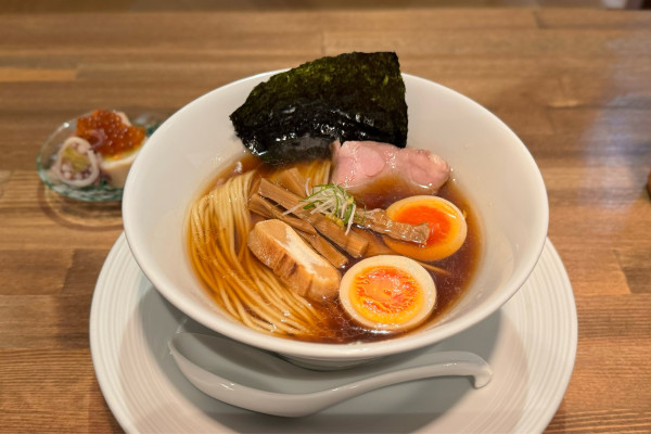「津軽煮干し中華蕎麦（味玉入り）¥1000」@酒肴場 屯の写真