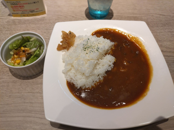 「ビーフカレー（サラダ付）810円」@カフェバール マスカットの写真