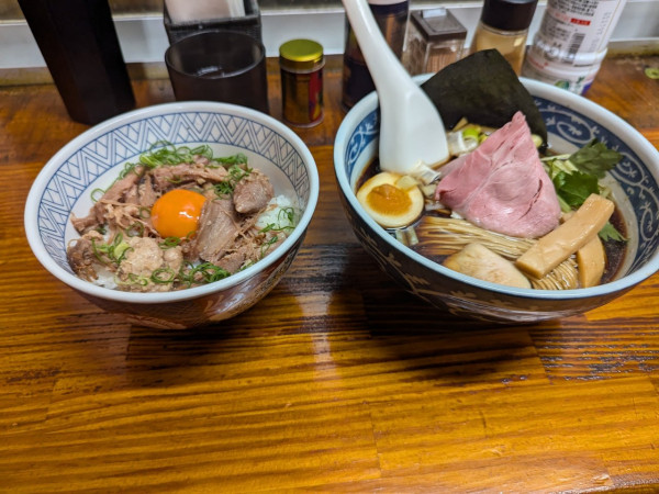 「煮干しそば・黒醤油　豚ほぐし丼」@中華そば よしかわの写真