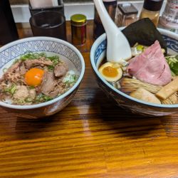 煮干しそば・黒醤油　豚ほぐし丼