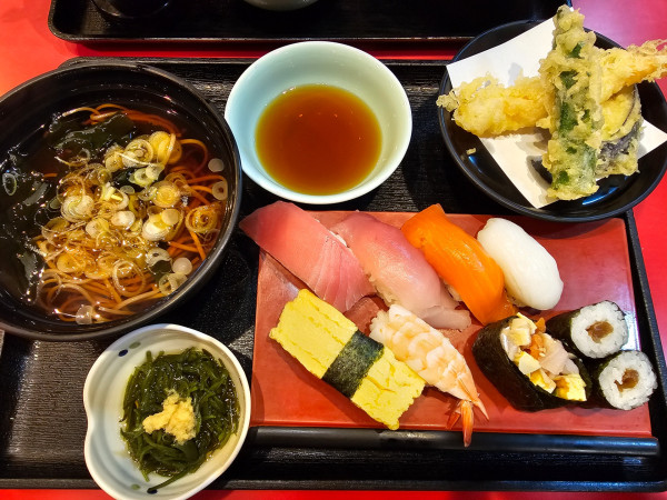 「天ぷら・寿司セット（温）　1100円」@回転鮨 清次郎 弘前店の写真