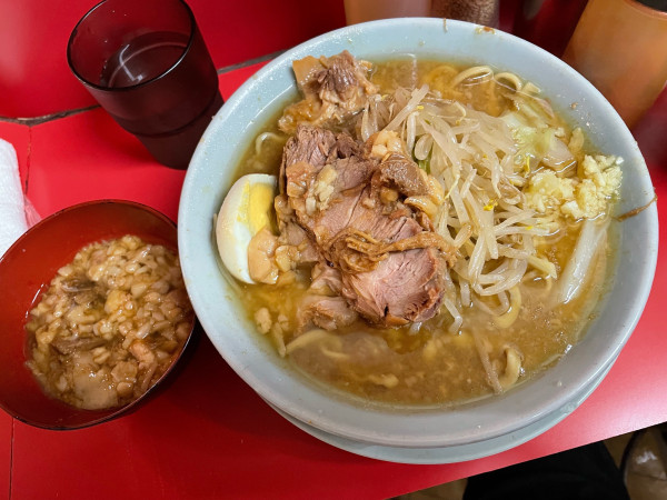「ラーメン麺半分」@ラーメン富士丸 西新井大師店の写真