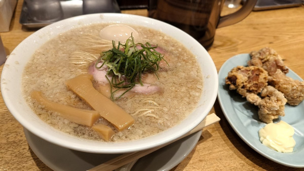 「背脂ラーメン、唐揚げ」@らぁ麵 はやし田 相模原鵜野森店の写真