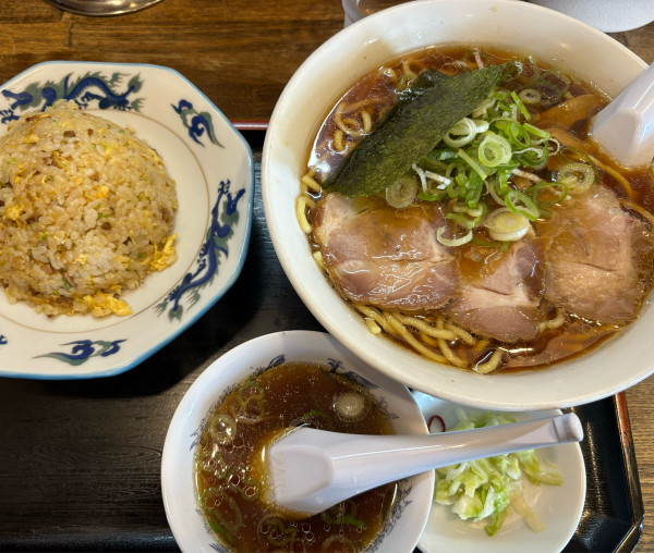 「手打ちラーメン大盛＋半チャーハン」@豚平 本店の写真