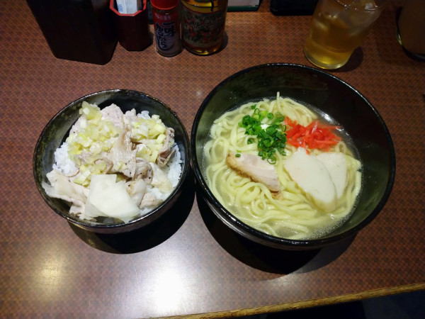 「沖縄そば＋豚バラネギ塩焼き丼（930円）」@あしびなーの写真