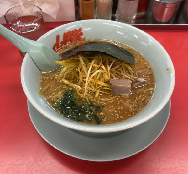 「味噌ピリ辛ネギラーメン」@山岡家 千葉若葉区店の写真