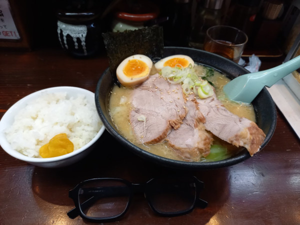 「さつまっこらーめん(かため・おおめ)半ライス」@さつまっこ 平和島店の写真