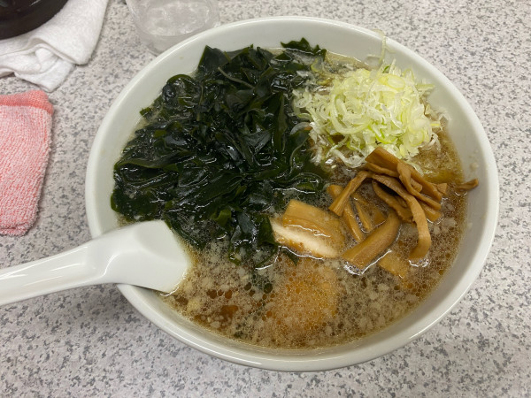 「醤油ラーメン+わかめ」@らーめん勝の写真