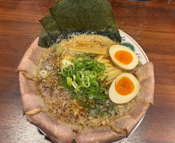 「醤油全部のせラーメン1078円」@ラーメン魁力屋 岐阜島店の写真