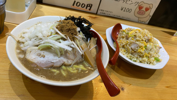 「濃厚煮干し味噌ラーメン ¥1,200 チャーハン ¥900」@味噌麺処 花道庵 北参道店の写真