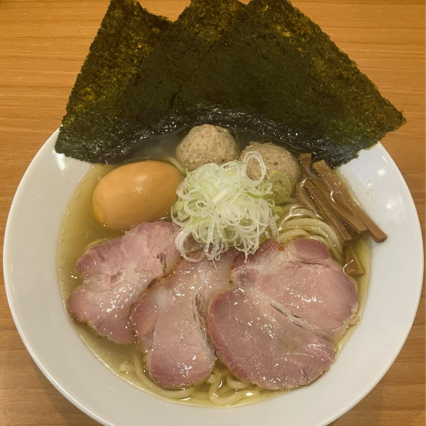 「全部のせ塩らーめん燻製たまご1450円」@しののめヌードルの写真