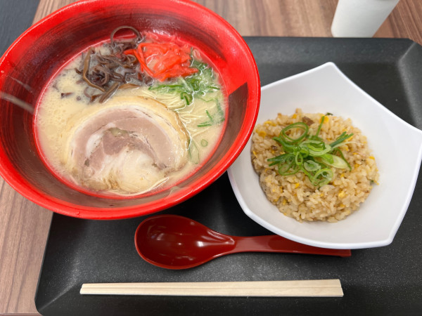 「豚骨ラーメンミニ炒飯セット　¥1350」@海老名 麺's ROADの写真