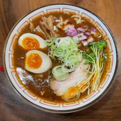 カレーらーめん(¥1,000) 半熟味つけ玉子(¥100)