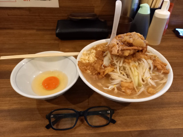 「ラーメン(ヤサイ増し・アブラ増し・ニンニク少なめ)つけたま」@男気らーめん アカギの写真