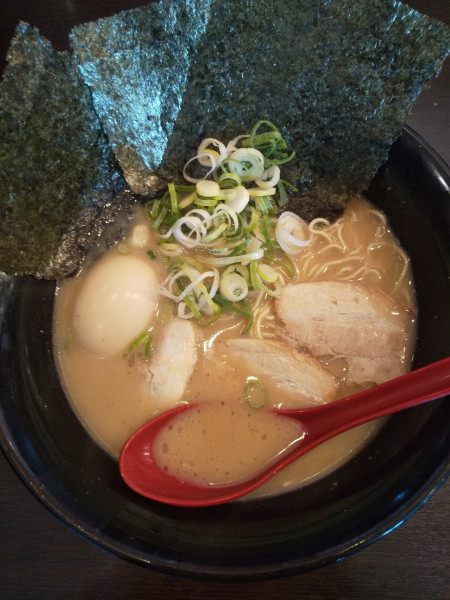 「特製ラーメン（博多ラーメン）」@ラーメン本丸 小牧店の写真