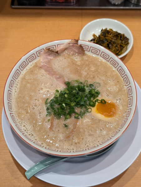 「だるまらーめん こってり ハリガネ＋辛子高菜」@だるま大使 無限 下北沢駅前店の写真