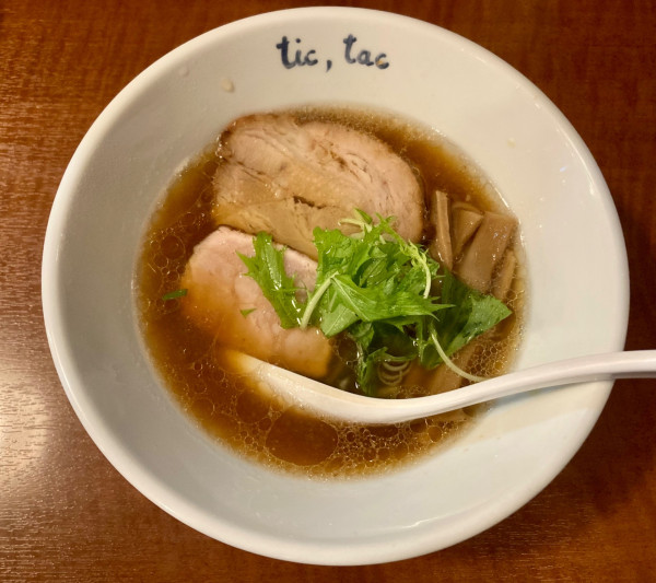 「鶏ガラ醤油(麺少なめ)　870円」@手打ら～めん tic,tacの写真