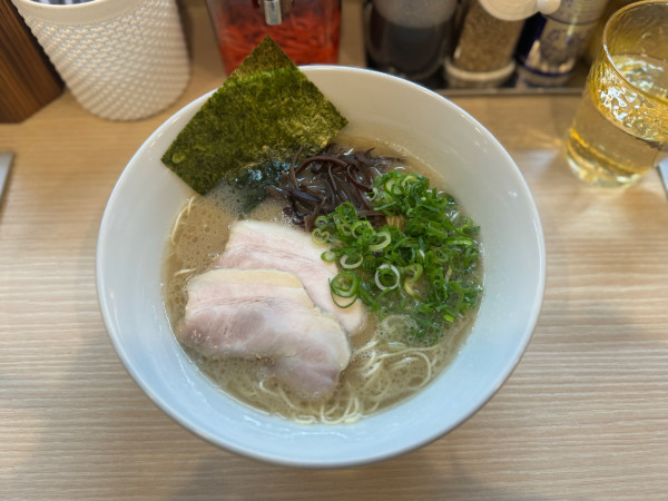 「ラーメン850円＋無料半たまに替え玉(かため)」@ラーメン つる家の写真