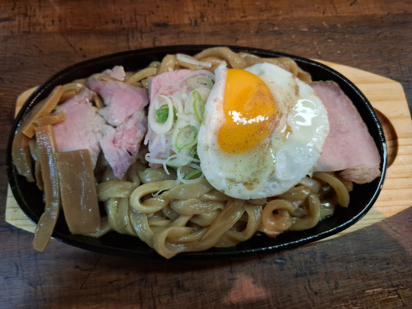「炒麺(中)８５０円+目玉焼き１００円」@神保町炒麺YOSHIの写真