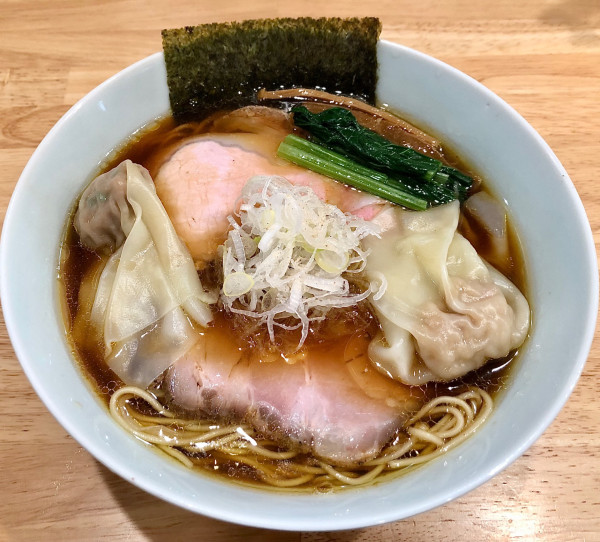 「MIXワンタン醤油ラーメン　1250円」@地球の中華そばの写真