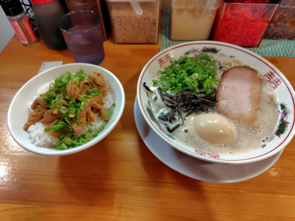 「豚骨ラーメン味玉入れ＋もつご飯＋替玉」@てっちゃんの写真
