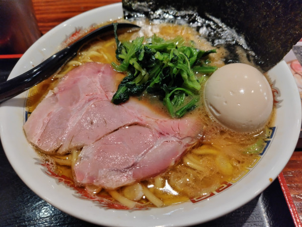 「豚骨醤油ラーメン 並 ※硬め +煮玉子:クーポン」@自家製麺ラーメン 裕喜庵の写真