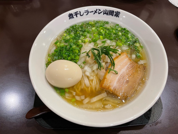 「フグ出汁と煮干しの塩ラーメン」@煮干しラーメン山岡家 荒川沖店の写真