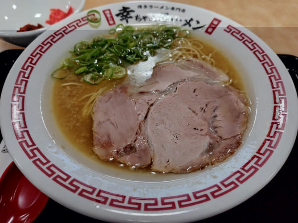 「ラーメン　：バリカタ＆アブラ多め　＋紅ショウガ＆辛味：無料」@博多ラーメン専門店 幸ちゃんラーメン 伊那店の写真