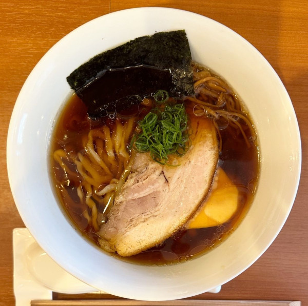 「醤油ラーメン」@自家製手もみ麺 鈴ノ木の写真