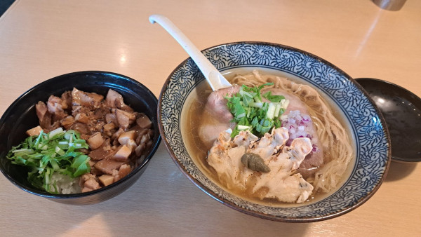 「カニラーメンと炙り肉丼（小）」@中華そば 鷙 淵野辺店の写真