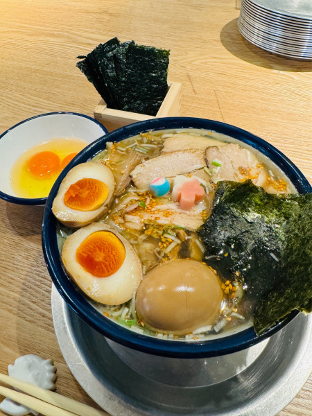 「特製中華そばフルトッピング」@銀座はるちゃんラーメンの写真