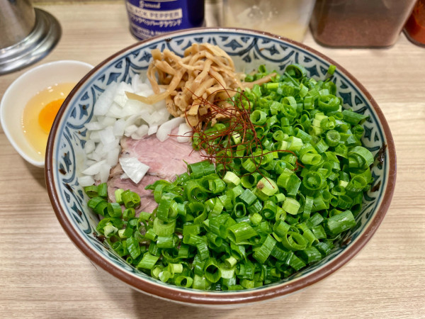 「油そば ネギ ＋ 生卵」@鯨人の写真