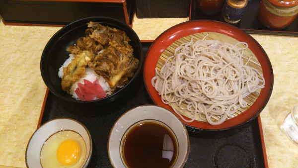 「【期間限定】舞茸天丼セット、生玉子」@小諸そば 四谷駅前店の写真