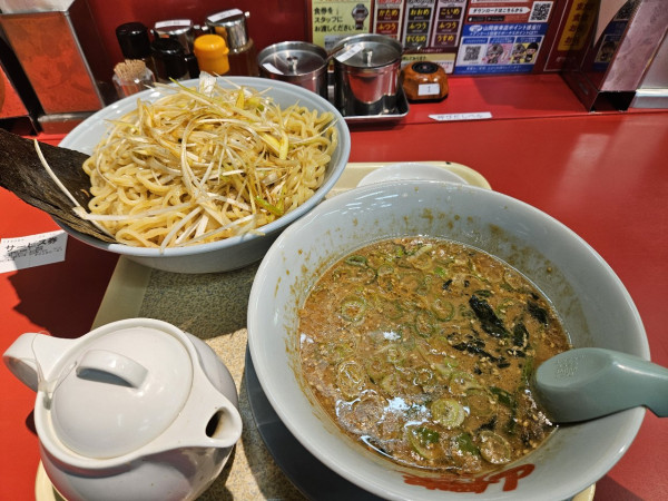 「味噌つけ麺(麺×３)+白髪ネギ」@ラーメン山岡家 日立東金沢店の写真