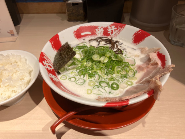 「基本豚骨 820円＋ライス150円」@大名古屋一番軒の写真