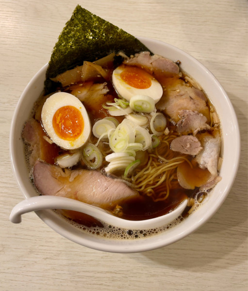 「正油ラーメンねぎ油+味つけ玉子（900円）」@マツヨシ大飯店の写真