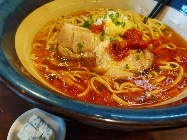 「トマトラーメン・大600・ゴルゴンゾーラ（野菜抜き・大蒜）」@ピコピコポンの写真