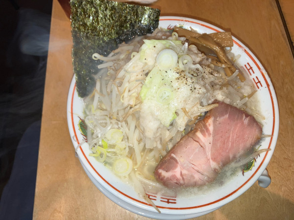 「背脂ラーメン(塩)  麺大盛　もやしトッピング　1030円」@背脂ラーメン チャッチャ亭の写真