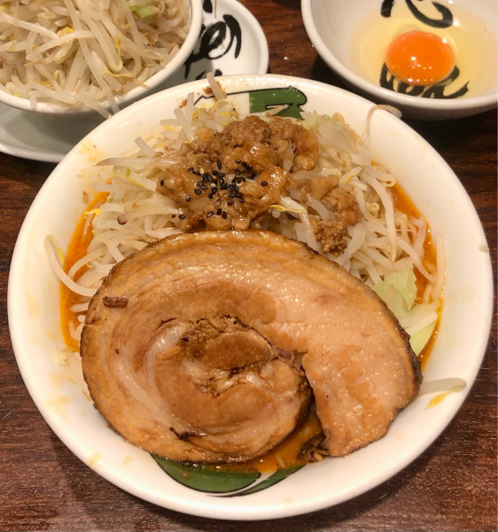 「雷味噌並 野菜マシマシ 生卵 1100+100+60円」@ラーメン 雷 東京本丸店の写真
