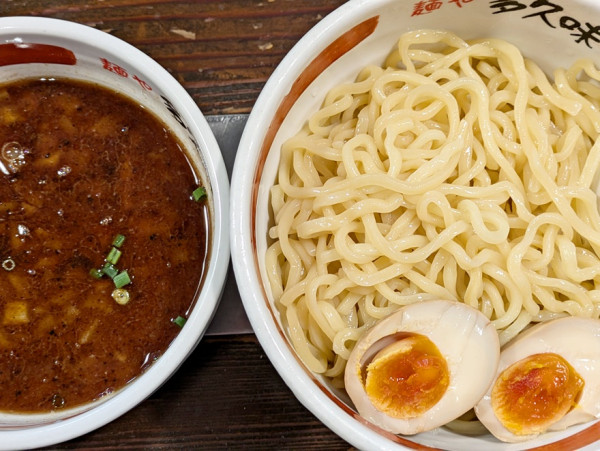 「焦がしにんにくつけ麺（大盛）＋味付け半熟玉子」@麺や多久味の写真