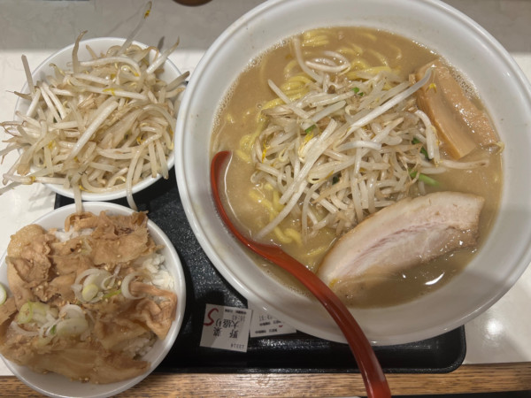 「味噌ラーメン980円+麺特盛250円+野菜大盛150円」@味噌麺処 花道庵 東京ラーメンストリート店の写真