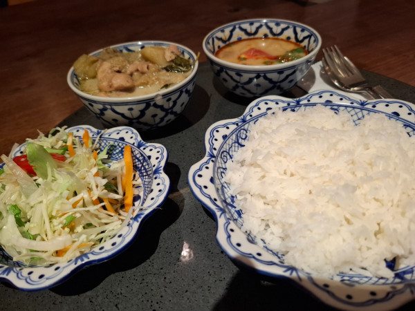 「グリーンカレーセット１１００円」@メナムのほとり 神保町テラススクエア店の写真