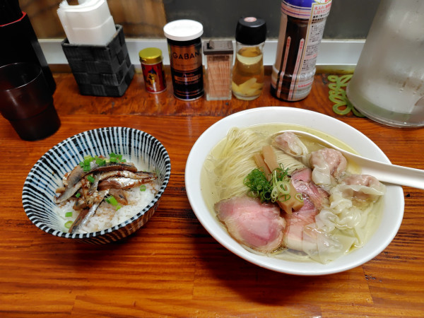 「わんたん入り名古屋コーチンの炙り肉中華そば塩＋いわし丼」@中華そば よしかわの写真