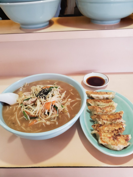 「みそラーメン　ギョーザ」@中華料理 栄香軒の写真